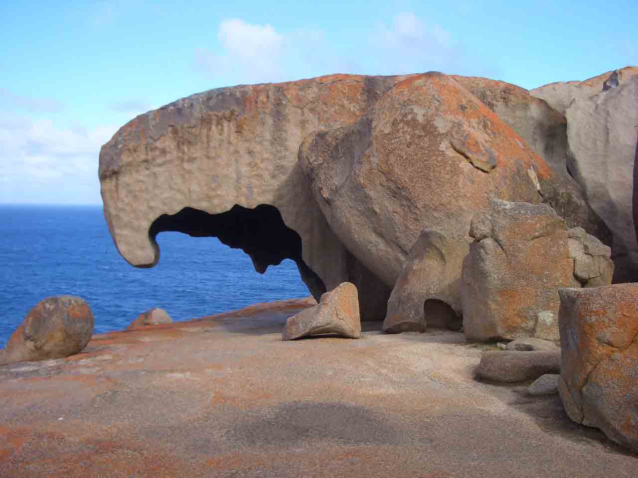 acquila_ questa e' una remarkable rock di kangaro island, qui c'e' talemente tanto vento che rischi di vlre via se non stai atte