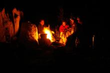 Intorno al fuoco durante il John Muir Trail