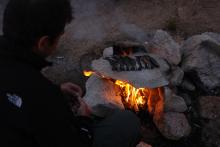 Intorno al fuoco durante il John Muir Trail
