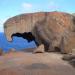 acquila_ questa e' una remarkable rock di kangaro island, qui c'e' talemente tanto vento che rischi di vlre via se non stai atte